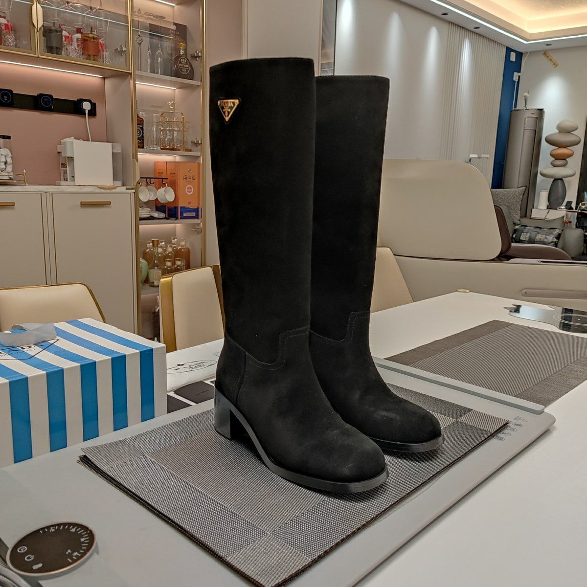 KNEE BOOTS WITH TRIANGLE LOGO IN BLACK SUEDE – Vittoria Paris